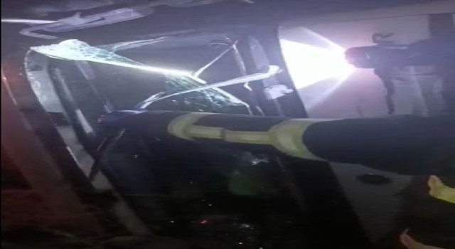 Direksiyon hakimiyetini kaybeden un yüklü tırın sürücüsü hafif yaralandı