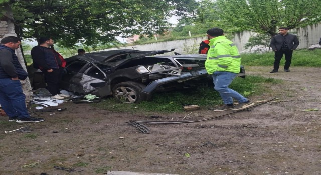 Direksiyon hakimiyetini kaybetti evin bahçesine uçtu: 1 ölü