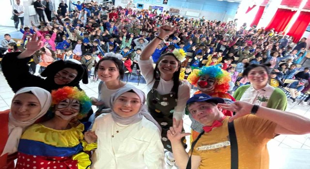 Diyadinde minik yürekler tiyatro ile eğlendi