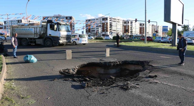 Diyarbakırda asfalt çöktü, yol ulaşıma kapatıldı