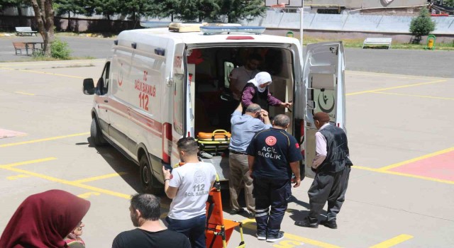 Diyarbakırda bazı vatandaşlar ambulans ve evde bakım hizmetleri ekibinin desteğiyle sandık başına gitti