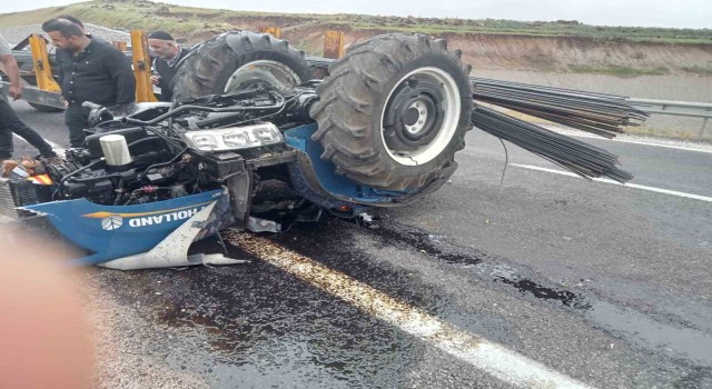 Diyarbakırda demir taşıyan traktör devrildi: 1 yaralı