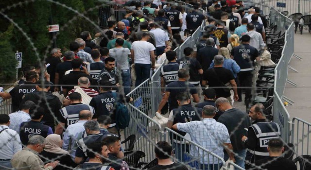 Diyarbakırda İl Seçim Kurulu önünde metrelerce kuyruk oluştu