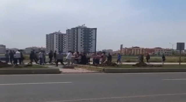 Diyarbakırda kızlar yol ortasında saç baş kavgaya tutuştu
