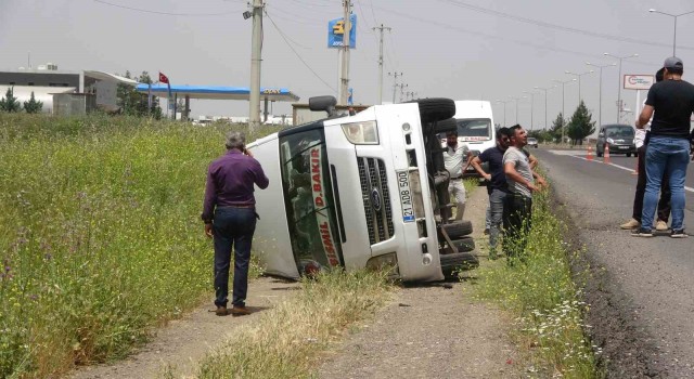 Diyarbakırda minibüs şarampole yuvarlandı: 7 yaralı