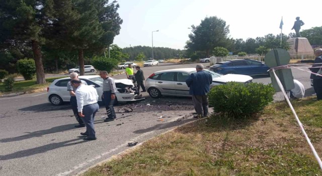 Diyarbakırda otomobiller kafa kafaya çarpıştı: 1i bebek 5 yaralı
