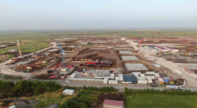 Diyarbakırda TOKİ konutlarında hummalı çalışma gece gündüz devam ediyor