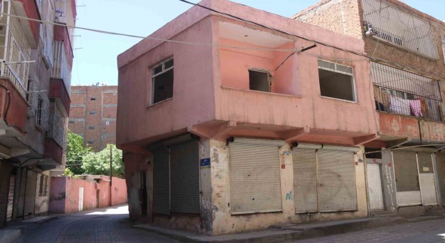 Diyarbakırda vatandaşlar öğrencilerin geçiş yolu üzerinde bulunan metruk yapının yıkımını istiyor
