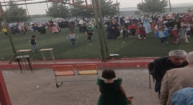 Diyarbakırda yağış bastırdı, davetliler gelin ve damadı bırakıp sahayı terk etti