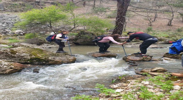 Doğa yürüyüşçüleri Zahran Vadisinde eşsiz manzaraları fotoğrafladı
