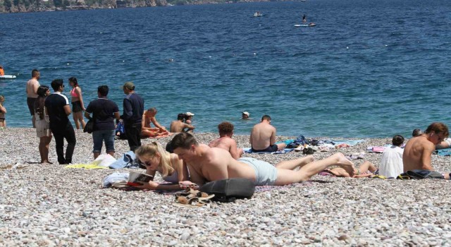 Doğuda karla mücadele, Antalyada ise deniz keyfi