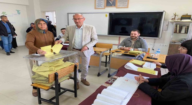 Domaniç Belediye Başkanı Sahvet Ertürk oyunu kullandı