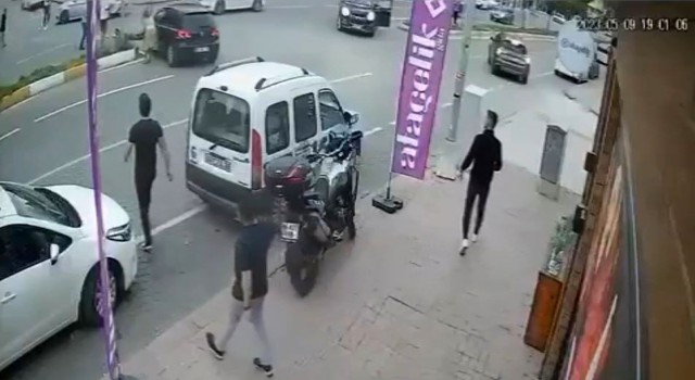 Dönüş yapan otomobil, karşıya geçmek için bekleyen yayayı altına aldı