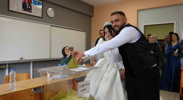 Düğün gününde gelin ve damat 15 dakika da kalsa oy vermeye yetişti