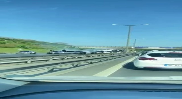 Düğün konvoyu yapan bir grup otoyolu trafiğe kapattı: O anlar kamerada