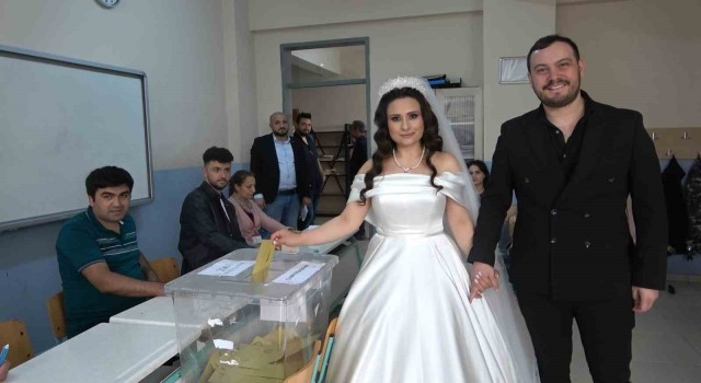 Düğünlerini yarıda kesip oy kullanmaya geldiler, vatandaşlardan alkış aldılar