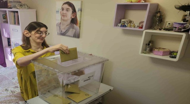 Dünyanın en uzun boylu kadını oyunu evinde kullandı