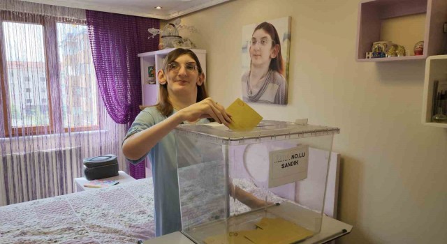 Dünyanın en uzun boylu kadını oyunu evinde kullandı
