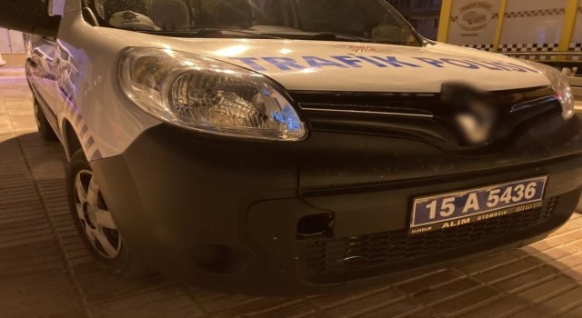 Dur ihtarına uymayan alkollü sürücü lastiği vurularak durduruldu: 1 polisi yaraladı