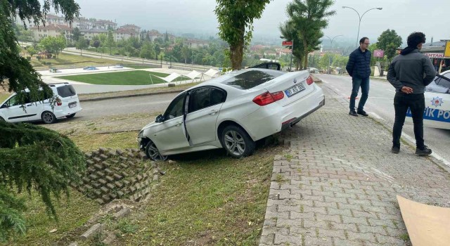 Düzcede otomobil aydınlatma direğine çarptı: 2 yaralı