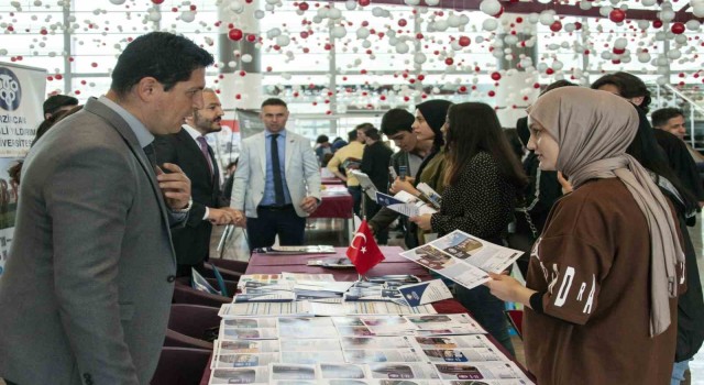 EBYÜlü akademisyenler üniversite adayı gençlerle buluştu