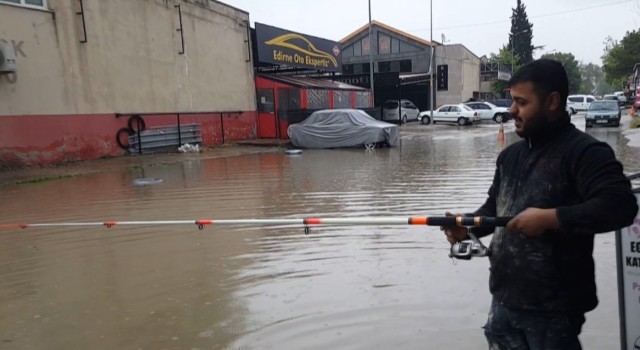 Edirnede araçlar mahsur kaldı, vatandaş göle dönen yola olta attı