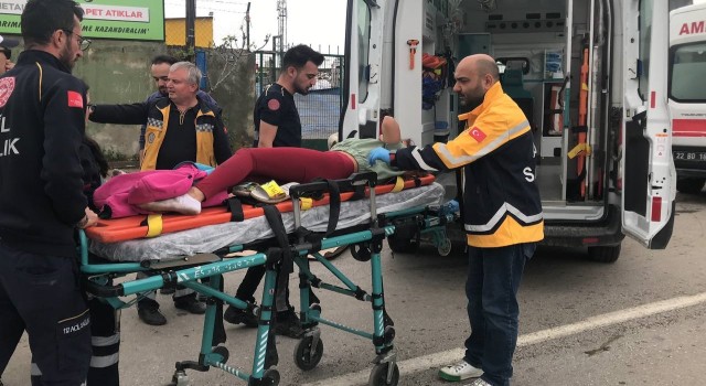 Edirnede köpeklerin saldırdığı motosikletli otomobille çarpıştı: 2 yaralı