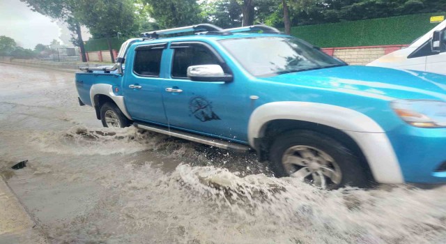 Edirnede sağanak etkili oldu, yollar kısa sürede göle döndü