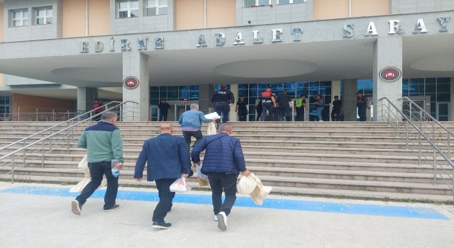 Edirnede sayılan oylar çuvallar ile adliyeye getiriliyor