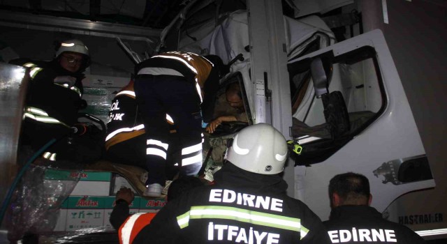 Edirnede zincirleme kaza: Sıkışan tır sürücüsünü ekipler 2 saat boyunca kurtarmak için uğraştı