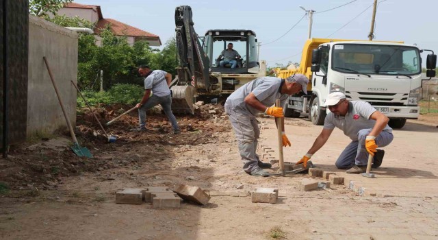 Efelerin ekipleri yolları yeniliyor