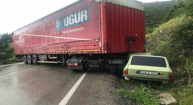 Eğirdirde tır otomobile çarptı: 2 yaralı