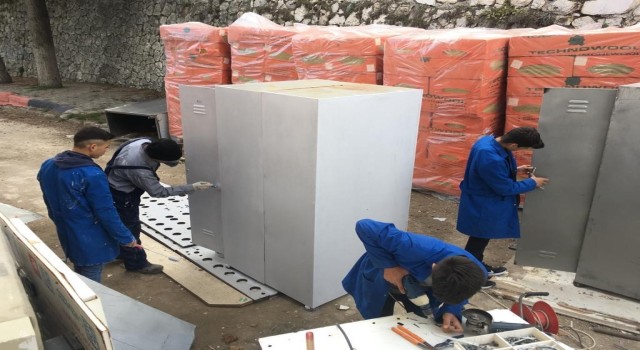 Eğirdirli öğrenciler deprem bölgesine destek olmak için liseyi fabrikaya çevirdi