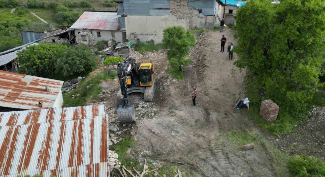 Elazığda ağır hasarlı yapıların yıkımı başladı