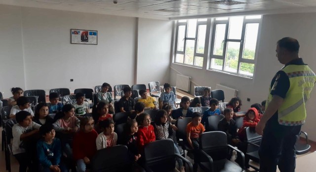 Elazığda jandarma ekipleri, öğrencilere trafik eğitimi verildi