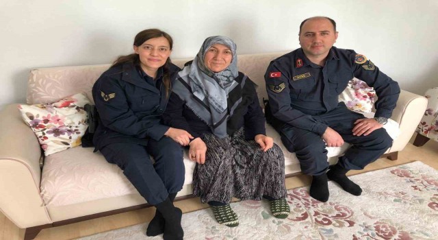 Elazığda jandarma ekipleri şehit annelerini unutmadı