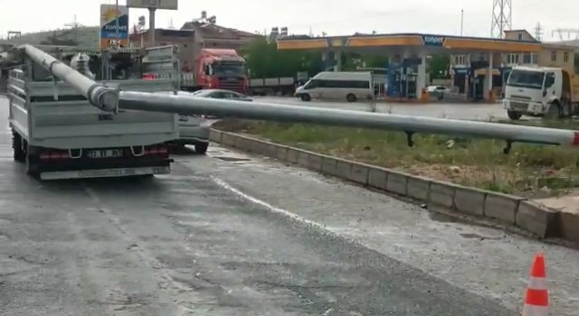 Elazığda kamyonun çarptığı trafik direği devrildi: 1 yaralı