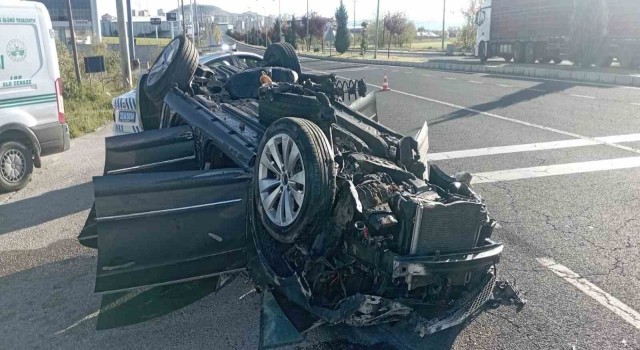 Elazığda karşı şeride geçen otomobil ters döndü: 1 ölü, 2 yaralı