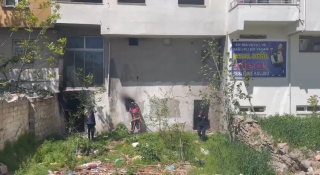 Elazığda metruk binanın bodrum katında yangın