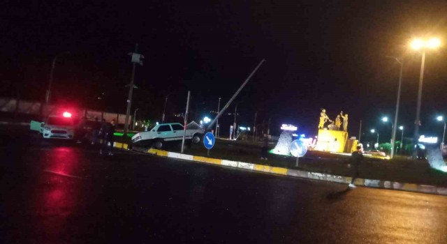 Elazığda otomobil aydınlatma direğine çarptı: 1 yaralı
