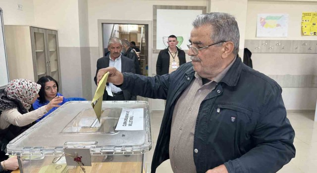 Elazığda oy kullanma işlemeleri başladı
