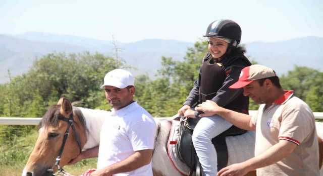 Elazığda özel bireyler, önce atlara bindi ardından doyasıya eğlendi