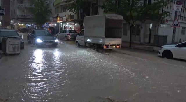 Elazığda sağanak etkili oldu, yollar göle döndü