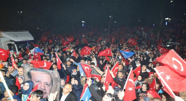 Elazığda seçim sonucu coşkuyla kutlandı