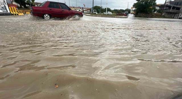 Elazığda şiddetli yağış: Cadde ve alt geçitleri su bastı