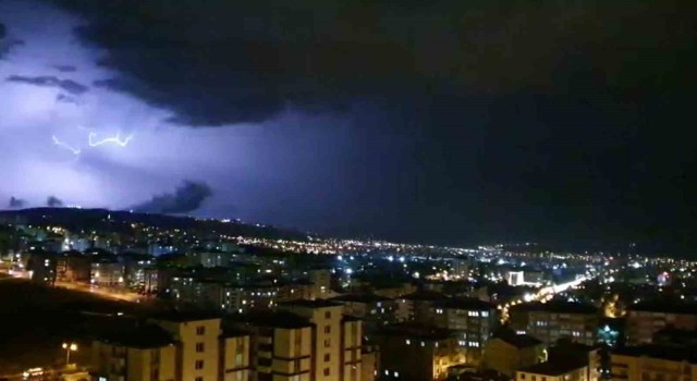 Elazığda şimşekler geceyi aydınlattı