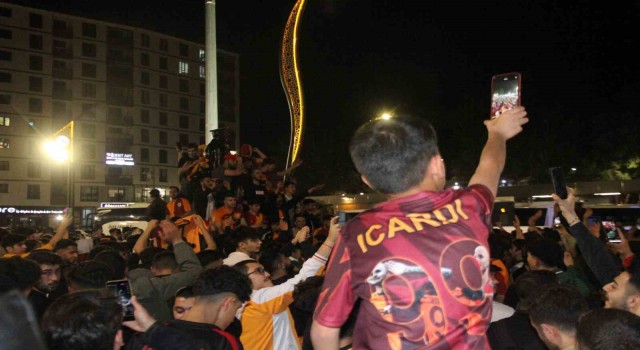 Elazığda taraftarlar meydanı karnaval alanına çevirdi