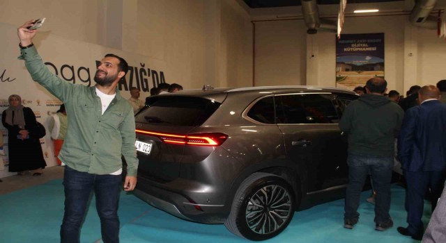 Elazığda Türkiyenin milli otomobili Togga vatandaşlardan büyük ilgi