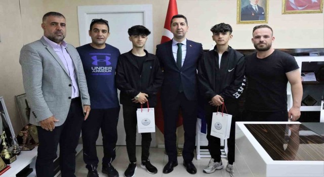 Elazığlı güreşçilerden iki madalya