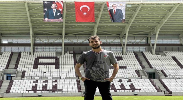 Elazığspor taraftarı, yeni stadyuma şükür secdesiyle girdi
